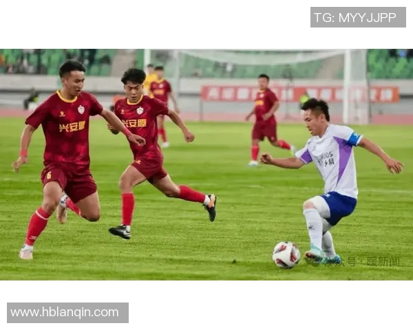 足球明星训练对抗赛：突破极限，激情对决，见证足球技术的巅峰对抗