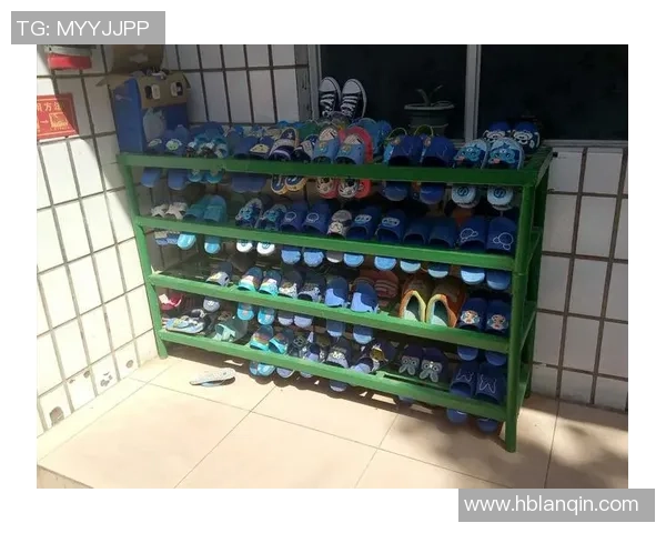 足球球星硬壳贴画艺术创作展现球场风采与个性魅力